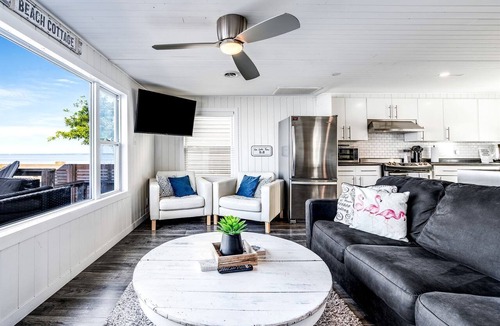 Leamington Cabin | Sweet Beach Rental with Jacuzzi, Deck and Amazing Sunsets in Ontario