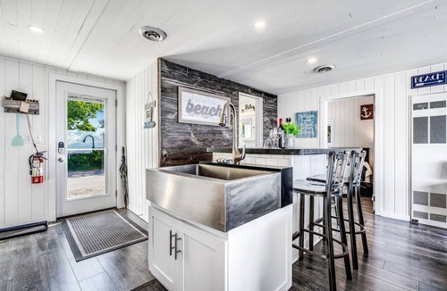 Leamington Cabin | Sweet Beach Rental with Jacuzzi, Deck and Amazing Sunsets in Ontario