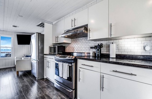 Leamington Cabin | Sweet Beach Rental with Jacuzzi, Deck and Amazing Sunsets in Ontario