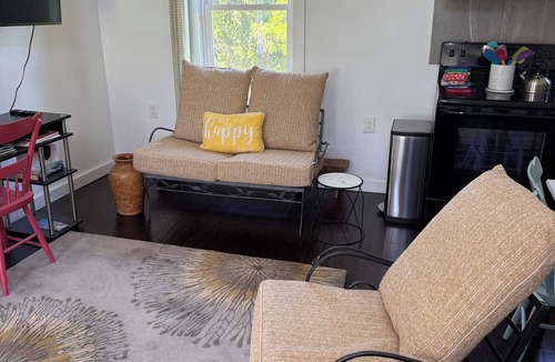 Burdett House | Sweet retreat amongst local eats, award-winning wineries, craft brews & hikes!
