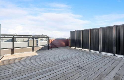 Erin Mills House | Sweet Townhouse with Rooftop Patio in Erin Mills