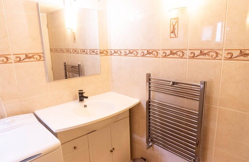 Clichy-Sous-Bois Apartment | T2 Cozy near Paris, CDG Airport, Disney