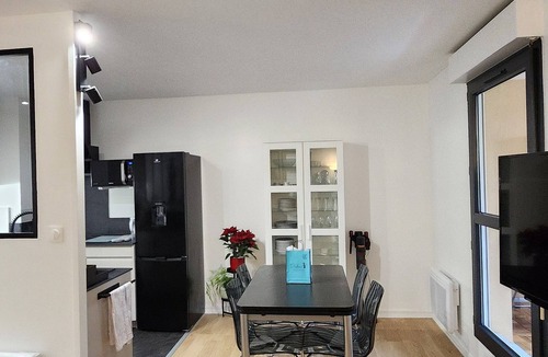 Rueil-Malmaison Apartment | T2, parking, terrace, near Paris and La Defense