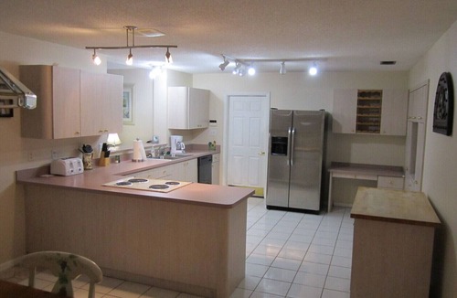 Lake Magdalene House | Tampa Cottage - Hot Tub/Pets/Beaches/Busch Gardens/USF