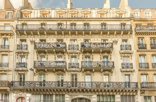 Les Halles Apartment | TASTEFULLY COMPLEMENTED BY CONTEMPORARY LUXURY IN A HERITAGE BUILDING- LOUVRE