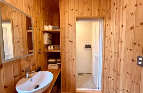 Akiruno House | TATEYA VACATION 8 Cozy Modern Suite by the Creek