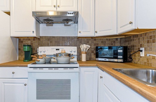 North Philadelphia East House | Temple Area 5BR Gem - Great for Groups & Family