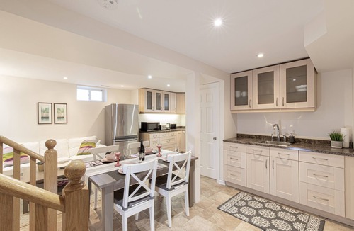 Richmond Hill House | The Artist House in Downtown Richmond Hill [2bdrm|1 bath]