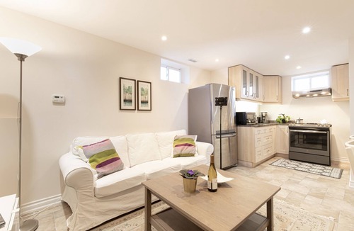 Richmond Hill House | The Artist House in Downtown Richmond Hill [2bdrm|1 bath]