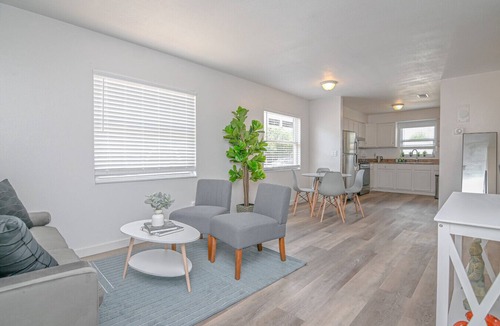 North Hyde Park Villa | The Bayside Retreat – Modern 2BR Villa Near Downtown Tampa w/Parking & Wi-Fi
