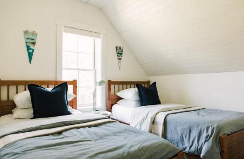 West Lake House | The Beachside Burrow - Next to Sandbanks w Hot Tub