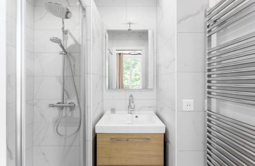 Notre-Dame-des-Champs Apartment | The black Swan