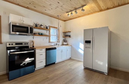 Starkville House | The Bulldog Backyard - Sleeps 16 - Game Day Fun - Close to Everything!