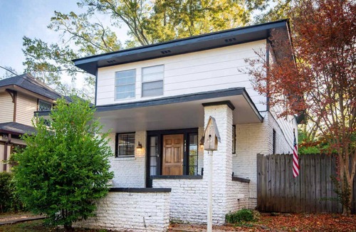Glen Iris House | The Charmer at Glen Iris- Sleeps 14 -Serene Stays