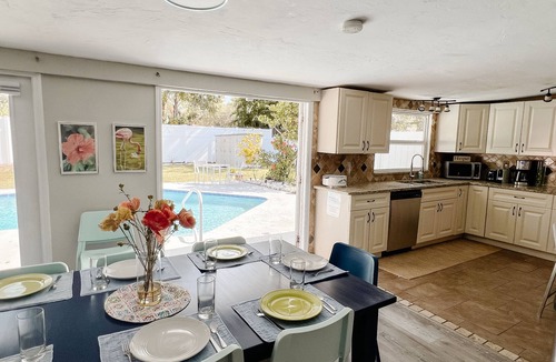 Sarasota Springs House | The Coral Cottage close to all that Sarasota has to offer