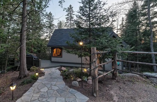 Powassan Cabin | The Couples Cabin at Upper Garden Nature Retreat