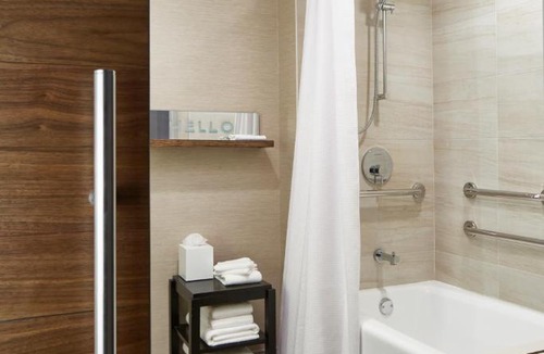 Pittsford Hotel | The Del Monte Lodge Renaissance Rochester Hotel & Spa
