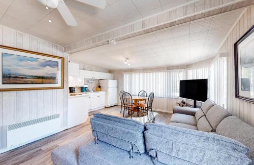 Wasaga Beach House | The Dockhouse Cottage Five