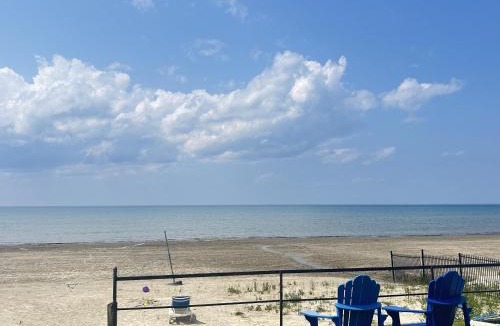 Wasaga Beach House | The Driftwood Deck