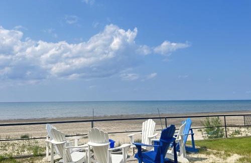 Wasaga Beach House | The Driftwood Deck