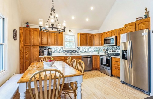 Terra Alta Cabin | 'The Eagles Nest at Alpine' Cabin w/Fireplace!