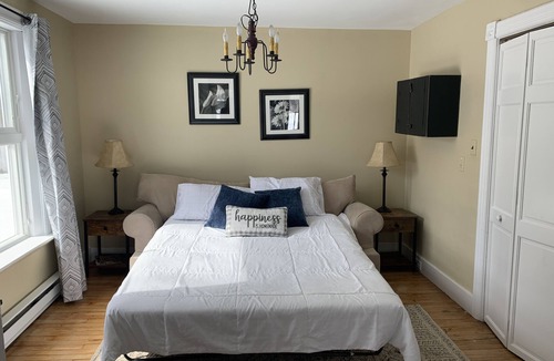 Hamilton House | The Farmhouse - 2 ml from Colgate, king bed, family friendly, sleeps 10