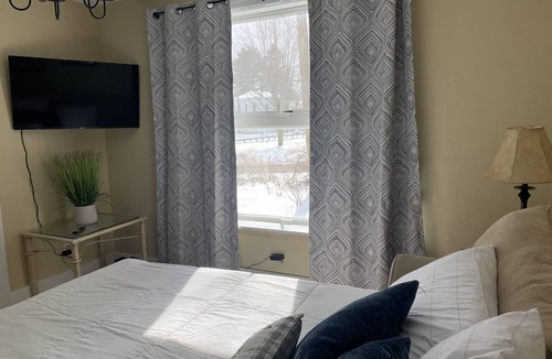 Hamilton House | The Farmhouse - 2 ml from Colgate, king bed, family friendly, sleeps 10