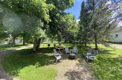 Town of Milo House | The Farmhouse-Seneca/Keuka-HotTub-WineTrail-1850’s Farmhouse, Classic Red Barn-Big Rooms-Pets OK