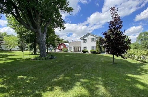 Town of Milo House | The Farmhouse-Seneca/Keuka-HotTub-WineTrail-1850’s Farmhouse, Classic Red Barn-Big Rooms-Pets OK