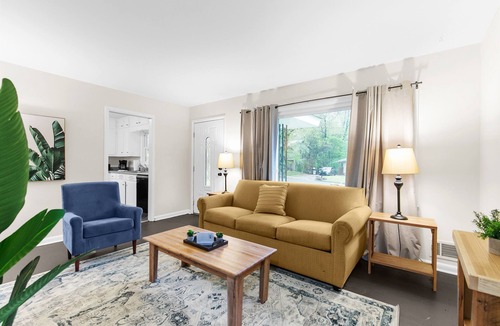 New Castle House | The Garden Park Escape: Pool/Patio/Groups/King Bed