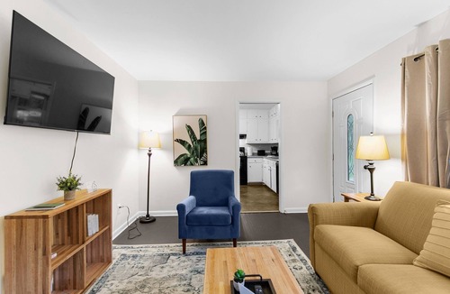 New Castle House | The Garden Park Escape: Pool/Patio/Groups/King Bed