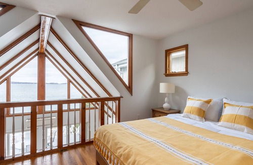 Centerport House | The Harbor House: Beachfront Home 1 hour from NYC