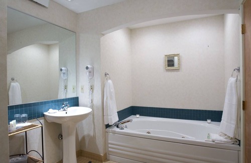 Dundee Hotel | The Inn at Glenora Wine Cellars