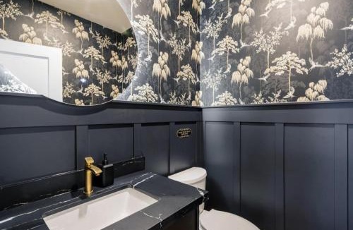 The Blue Mountains Ski Chalet | The Luxury Black Rose Chalet at The Blue Mountains for 20