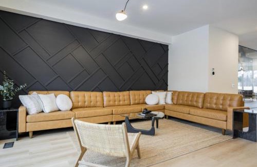 The Blue Mountains Ski Chalet | The Luxury Black Rose Chalet at The Blue Mountains for 20