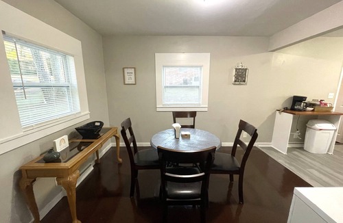 New Castle House | The Magnolia/Cozy Convenient Urban Vibrant