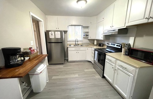 New Castle House | The Magnolia/Cozy Convenient Urban Vibrant