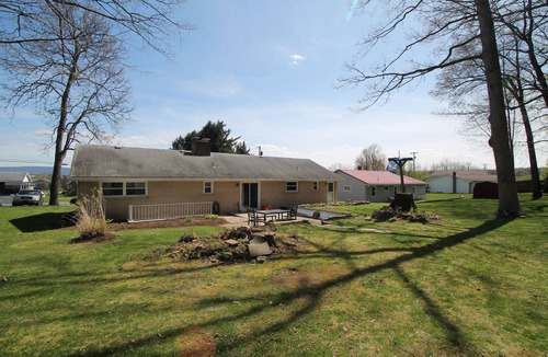 State College House | The Maine House in State College - 2 miles to PSU via walking path or car!