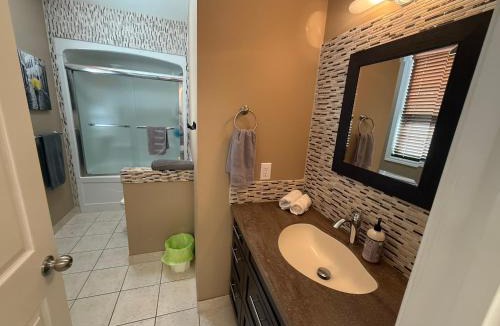 Grimsby Apartment | The Marina's Cove - Suite B - WIFI and 2 Free Parking