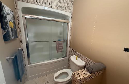 Grimsby Apartment | The Marina's Cove - Suite B - WIFI and 2 Free Parking