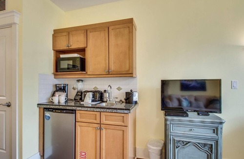 Baytowne Wharf Condo | The Marlin at Sandestin: Coastal Studio Retreat