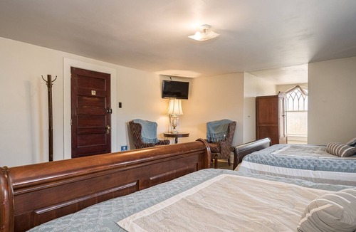 Chalk Hill Hotel | The Marshall | Historic Victorian Inn Room