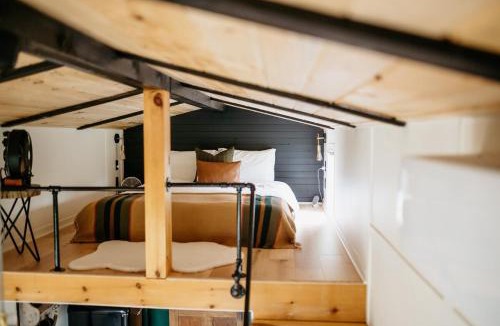Tyendinaga Mohawk Territory Other | The Nest - Romantic Tiny Home with a Vintage Vibes, 10 mins to Winery