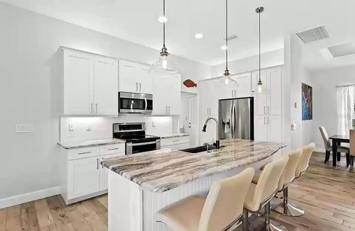 Pinehurst House | The Onyx Pearl Private Home~Sleeps 6~Heated Pool~Canal