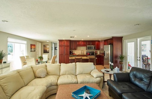 Ridge Wood Heights House | The Palms-Private Heated Pool, Hot Tub, Private backyard-5mi to beach