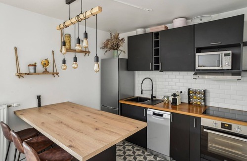 Suresnes Apartment | The Peaceful - with terrace and private parking
