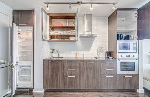 Toronto Entertainment District Apartment | The Peak at Toronto by Instant Suites