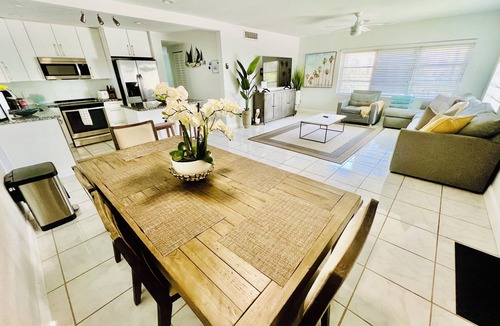 Lauderdale Beach House | The perfect getaway ,ONLY 2 Minutes away from the beach!