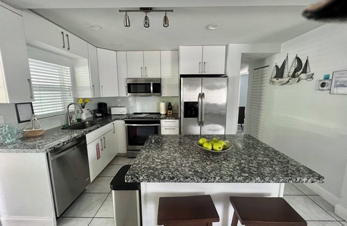 Lauderdale Beach House | The perfect getaway ,ONLY 2 Minutes away from the beach!