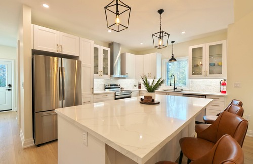 Huntsville Cottage | The Perfect Luxury Muskoka Spa Retreat w/Covered Lanai, Hot Tub, Sauna & Firepit